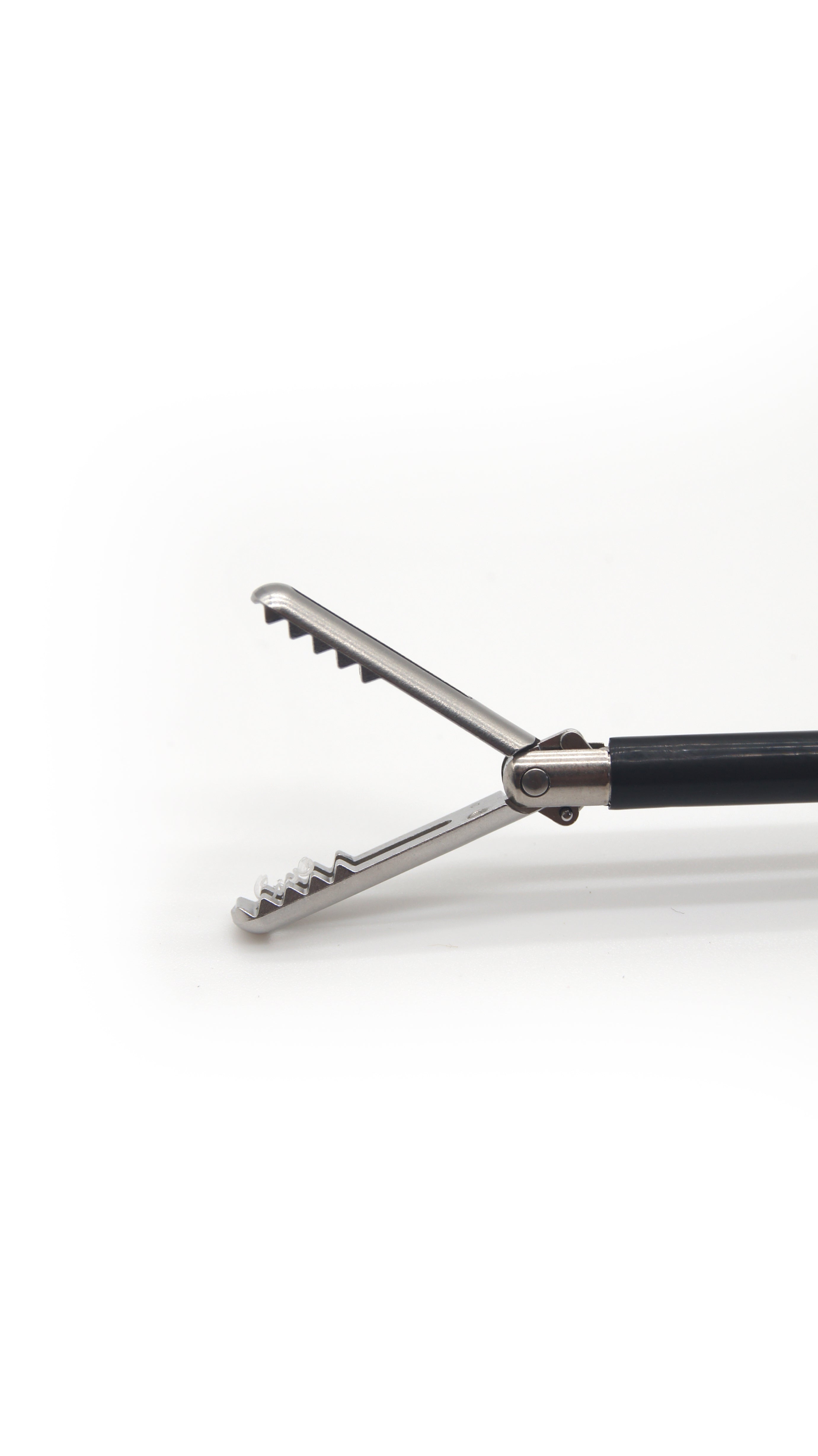 Grasper Laparoscópico traumatico con Rachet Desechable
