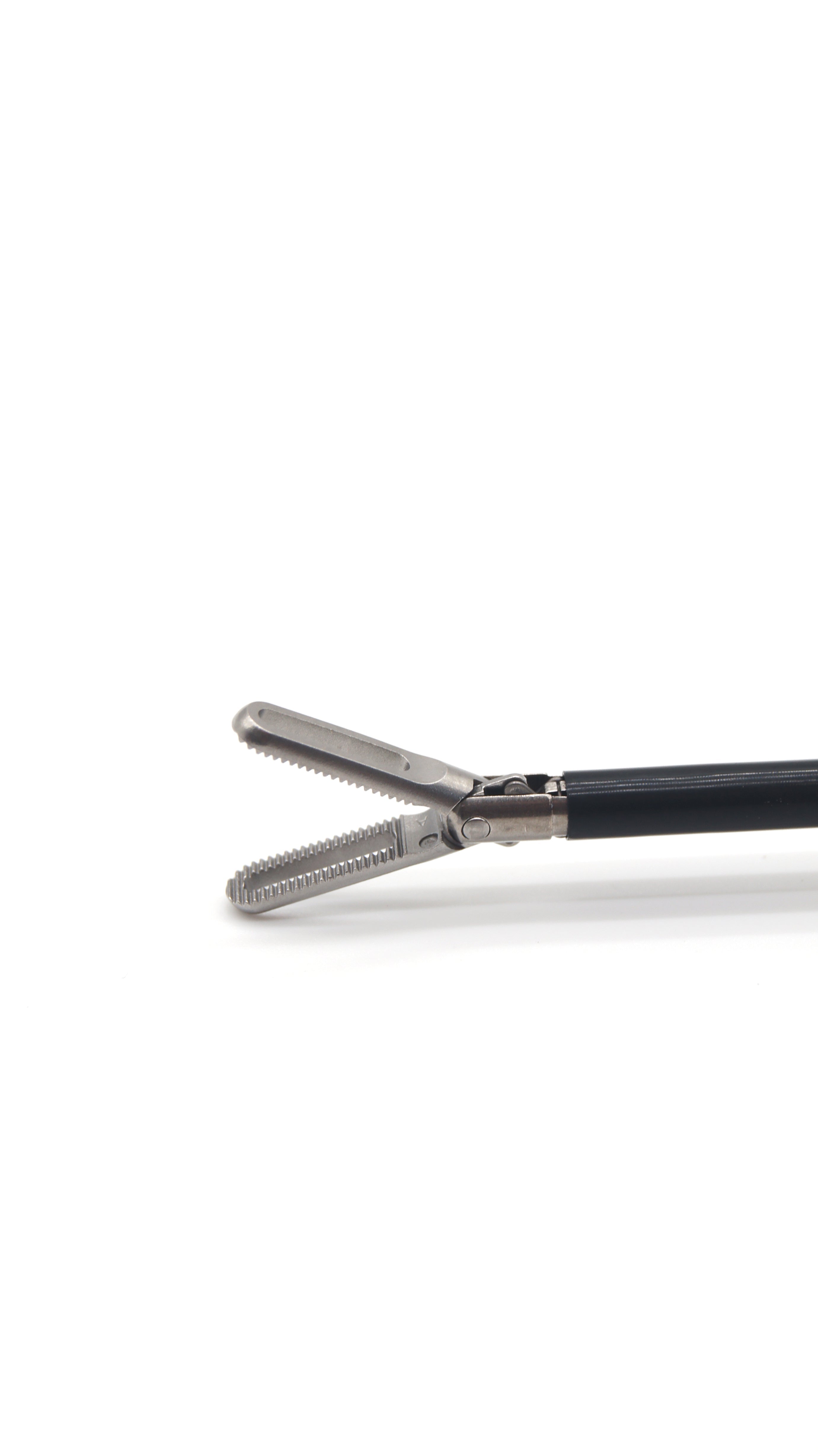 Grasper Laparoscópico atraumatico con Rachet Desechable